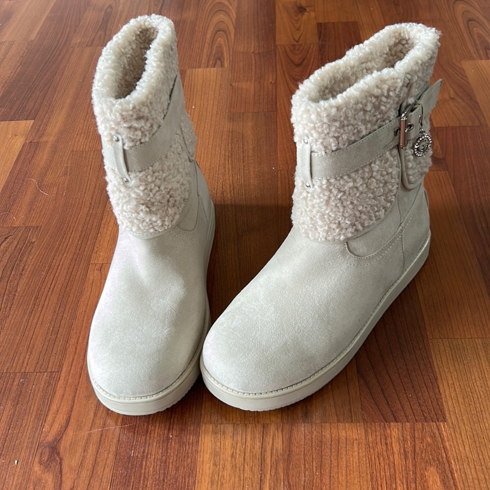 G by Guess Womens Aussie cold Weather Boots, cream color size 8.5